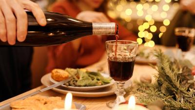 Kersttafel met fles wijn
